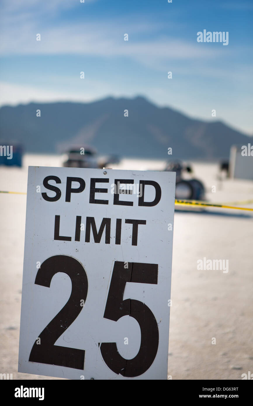 Melden Sie Tempolimit 25 auf dem Salzsee von Bonneville International Speedway in Utah, USA Stockfoto