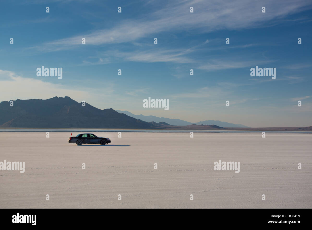 Nicht identifizierte Autofahren auf den Bonneville Salt Flats Recreation Area Utah USA 2012. Stockfoto