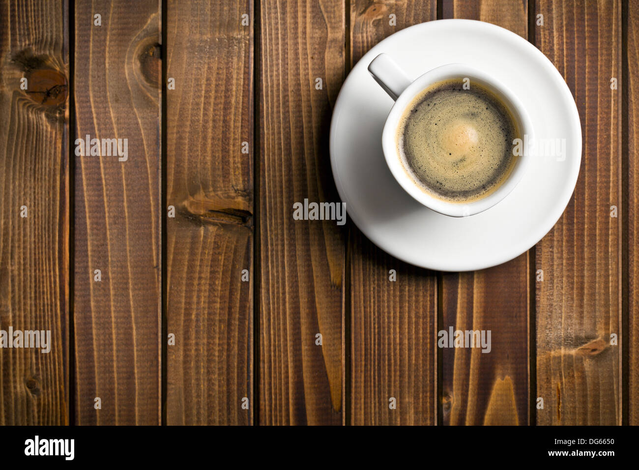 Draufsicht der schwarzen Kaffee in der Tasse auf Holztisch Stockfoto