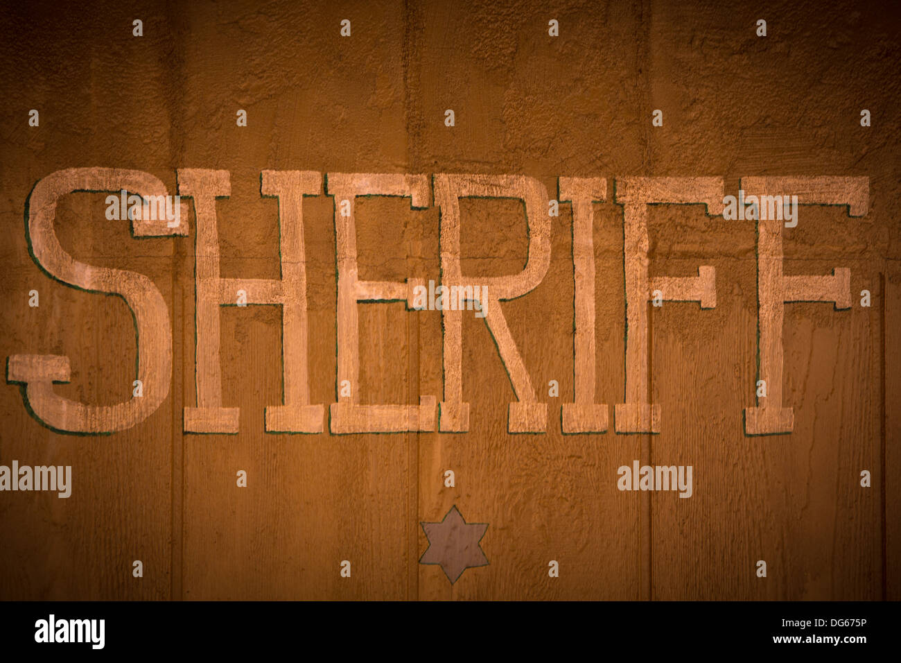 Sheriff Office anmelden Holz Hintergrund. Gesetz-Symbol im wilden Westen USA finden Sie unter dem Monument Valley. Retro-Stil Bild. Stockfoto