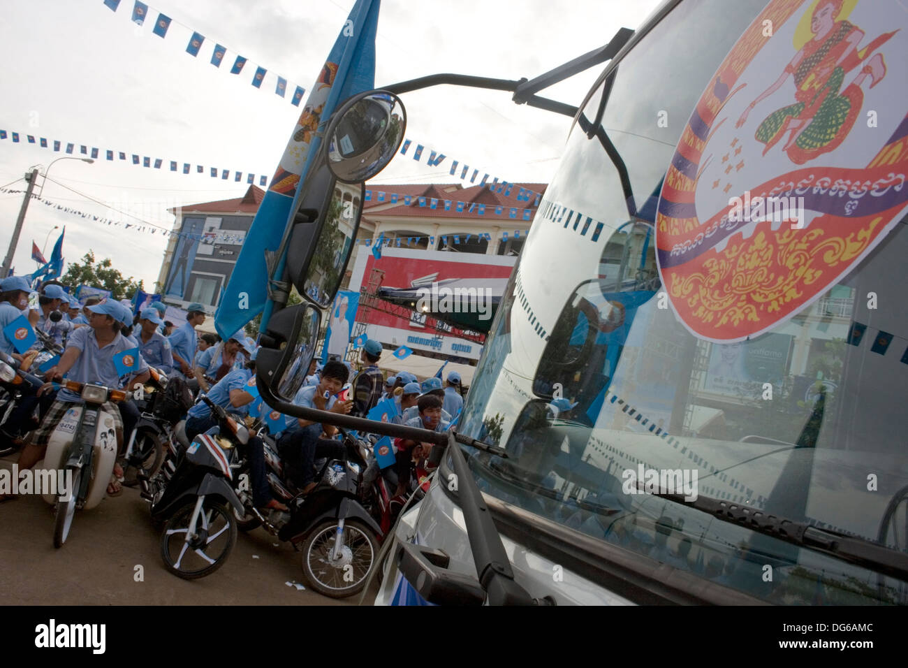 Ein Kambodschaner Volkspartei (CPP) Logo ist ein Busfenster bei einer Kundgebung der Kampagne in Kampong Cham, Kambodscha beigefügt. Stockfoto