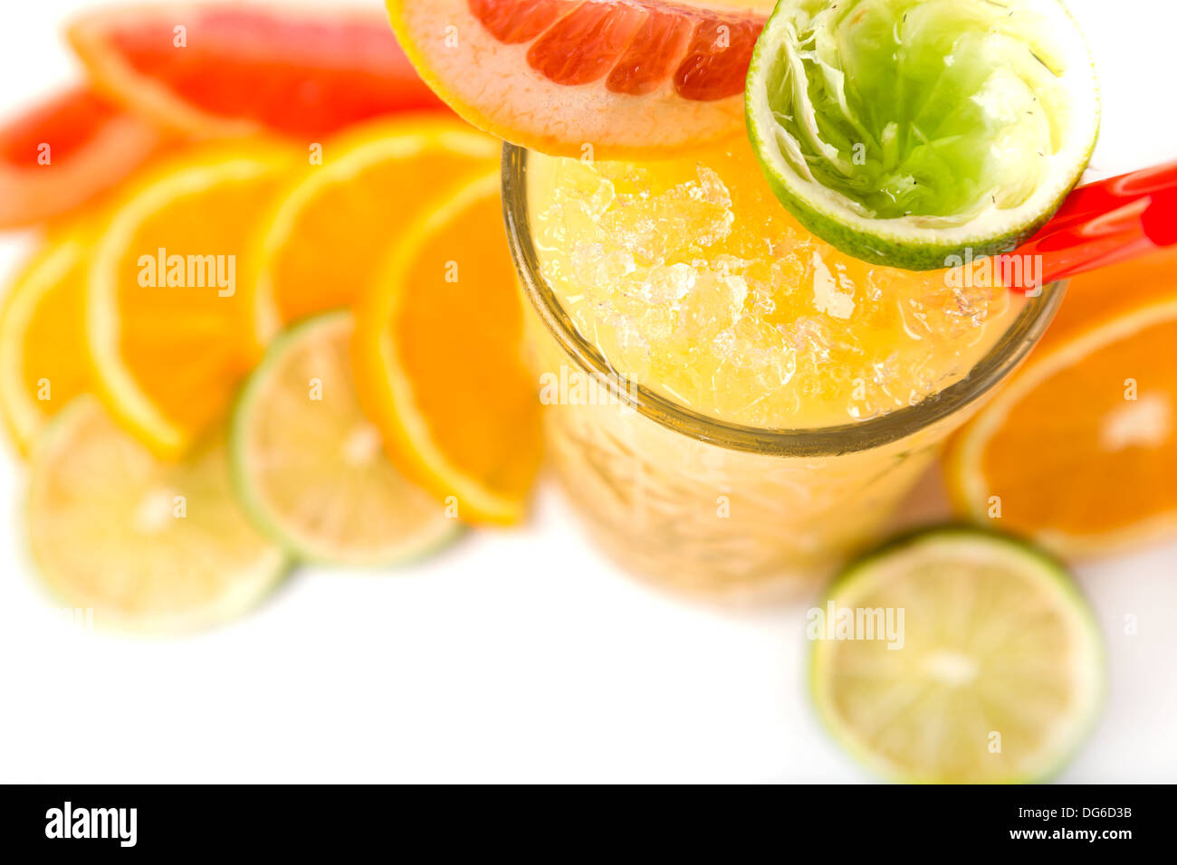 Longdrink orange Cocktail mit Zitrusfrüchte-Garnitur Stockfoto