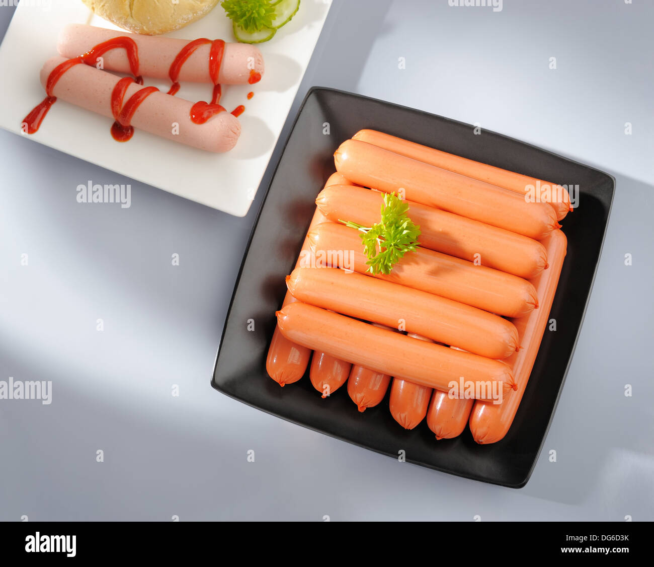 Viele Wiener Würstchen auf einem Teller und grau Tisch Stockfoto