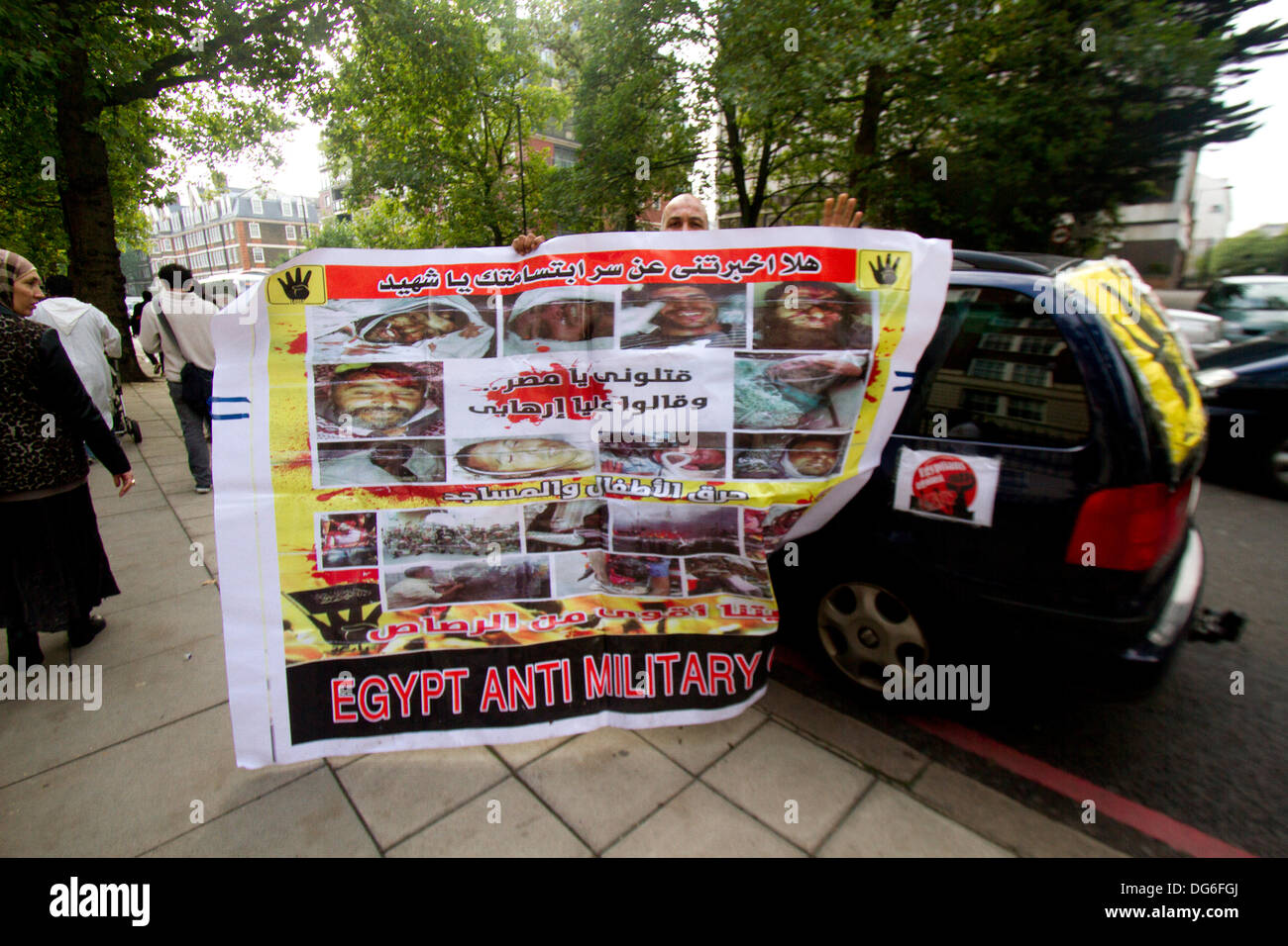 London UK. 15. Oktober 2013. Ein einsamer Pro Mursi Demonstrant entfaltet eine Banner mit den Opfern des ägyptischen Militärputsch Credit: Amer Ghazzal/Alamy Live-Nachrichten Stockfoto