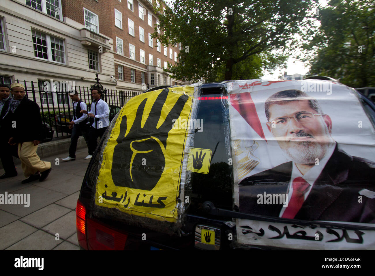 London UK. 15. Oktober 2013. Ein Demonstrant Pro Mursi prägt sein Auto mit Aufklebern zum protest gegen die ägyptischen Militärputsch Credit: Amer Ghazzal/Alamy Live-Nachrichten Stockfoto