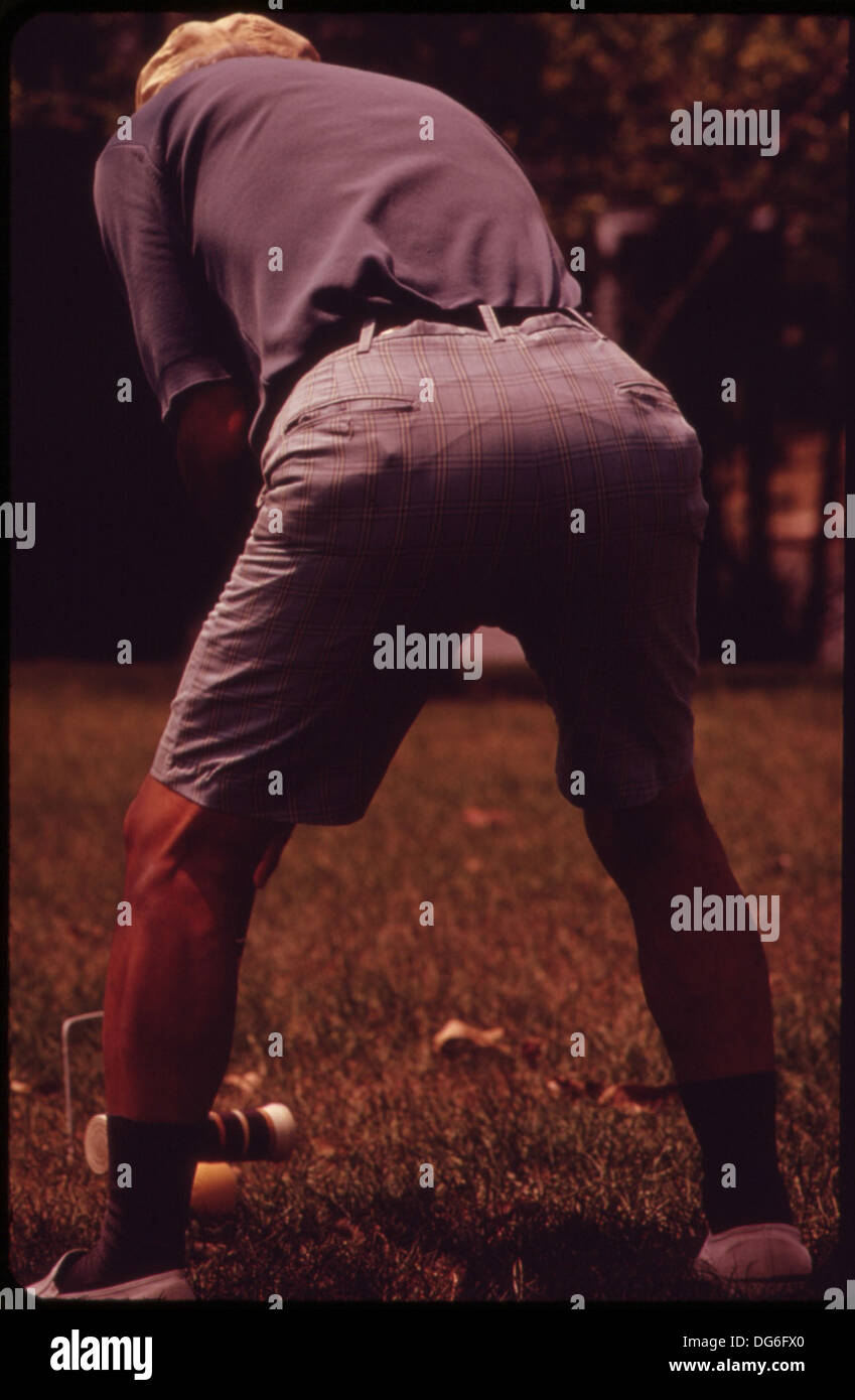 Dieses Foto zeigt einen klebrigen Wicket auf einem Krocketplatz in der Century Village Retirement Community. Das Bild fängt die unbeschwerte Atmosphäre eines Krocketspiels ein und konzentriert sich auf die Herausforderung, die Hindernisse des Spielfelds zu überwinden, die im Spiel häufig als „klebrige Wickets“ bezeichnet werden. Stockfoto