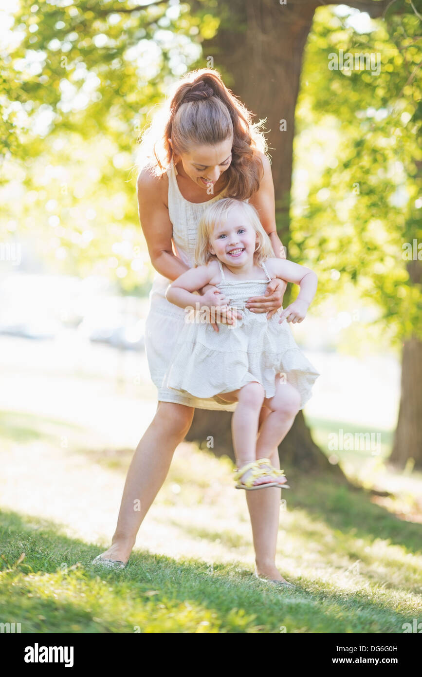 Glückliche Mutter und Baby Spaß im park Stockfoto