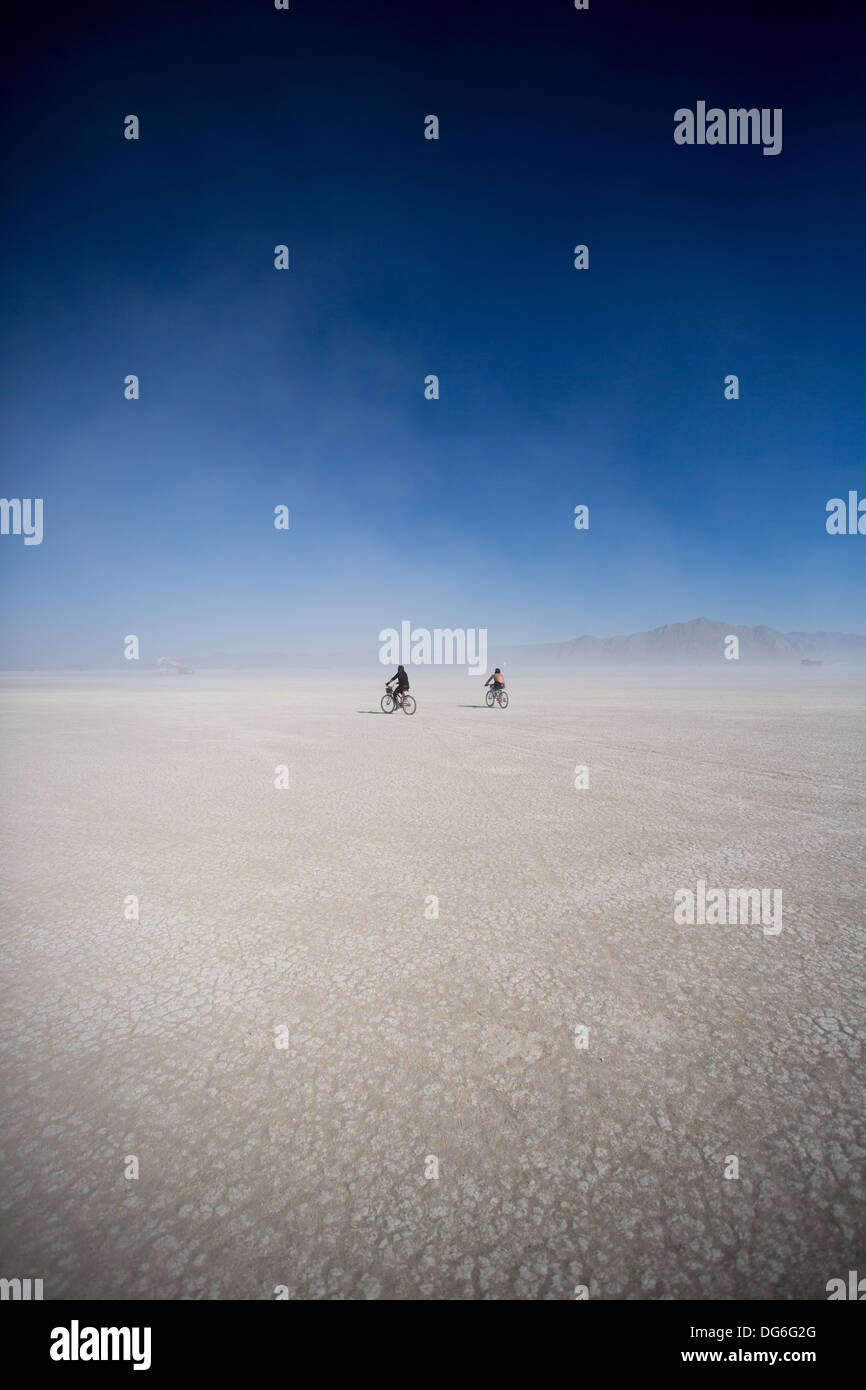 Radfahrer fahren Mountain-Bikes in der Black Rock Desert in Nevada, USA Stockfoto