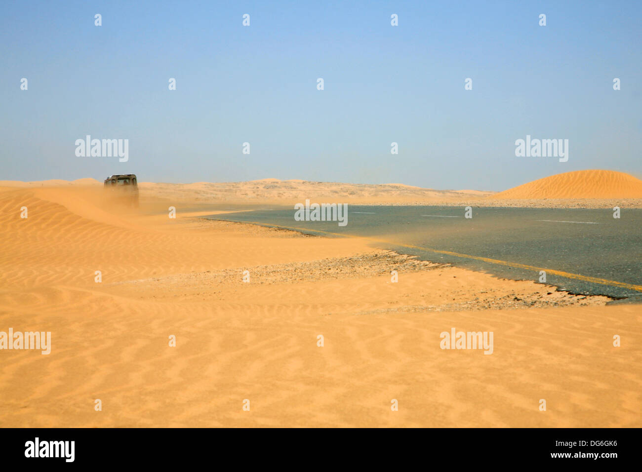 Auto auf windigen und sandigen Weg Kolmanskop. Stockfoto