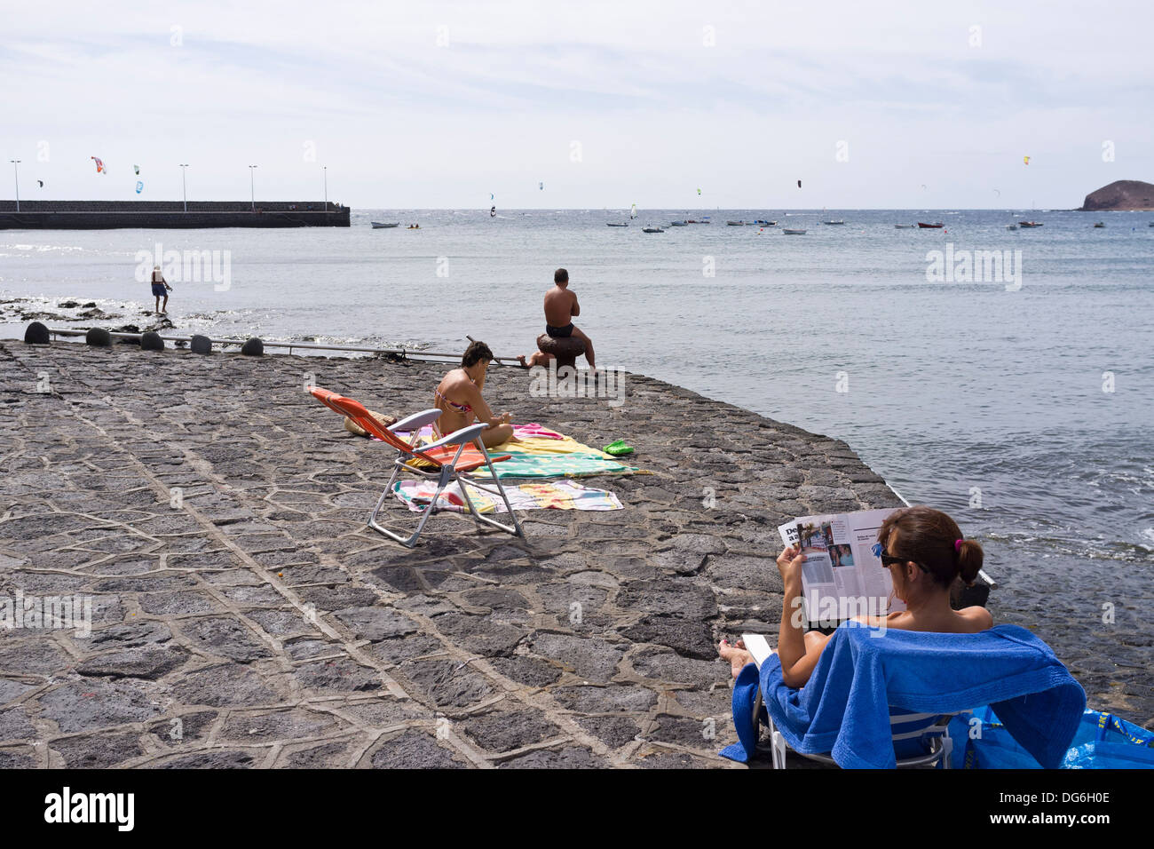 El Medano an einem Sonntag mit Menschen schwimmen, relaxen und abhängen von Meer, Teneriffa, Kanarische Inseln, Spanien. Stockfoto