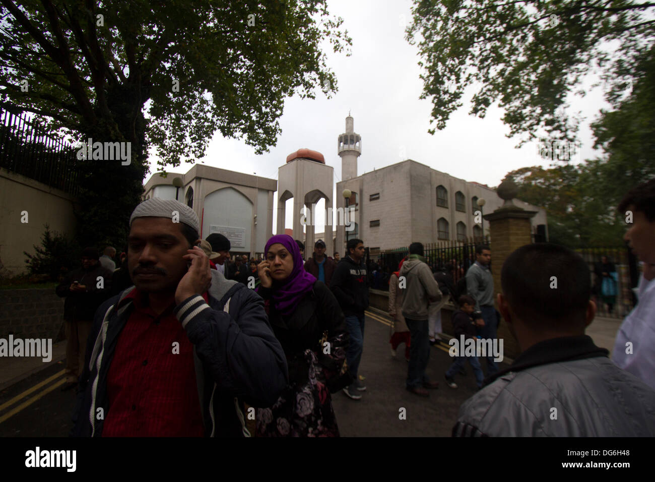 London UK. 15. Oktober 2013. Gläubige Muslime verlassen die Regent Park-Moschee in London nach dem Besuch der Gebete zu feiern Eid al Adha Opferfest die markiert das Ende der Pilgerfahrt Credit genannt: Amer Ghazzal/Alamy Live-Nachrichten Stockfoto