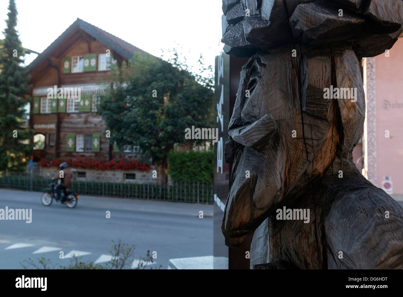 Hölzernes Schnitzen und Motorradfahrer. Klosters Schweiz Stockfoto
