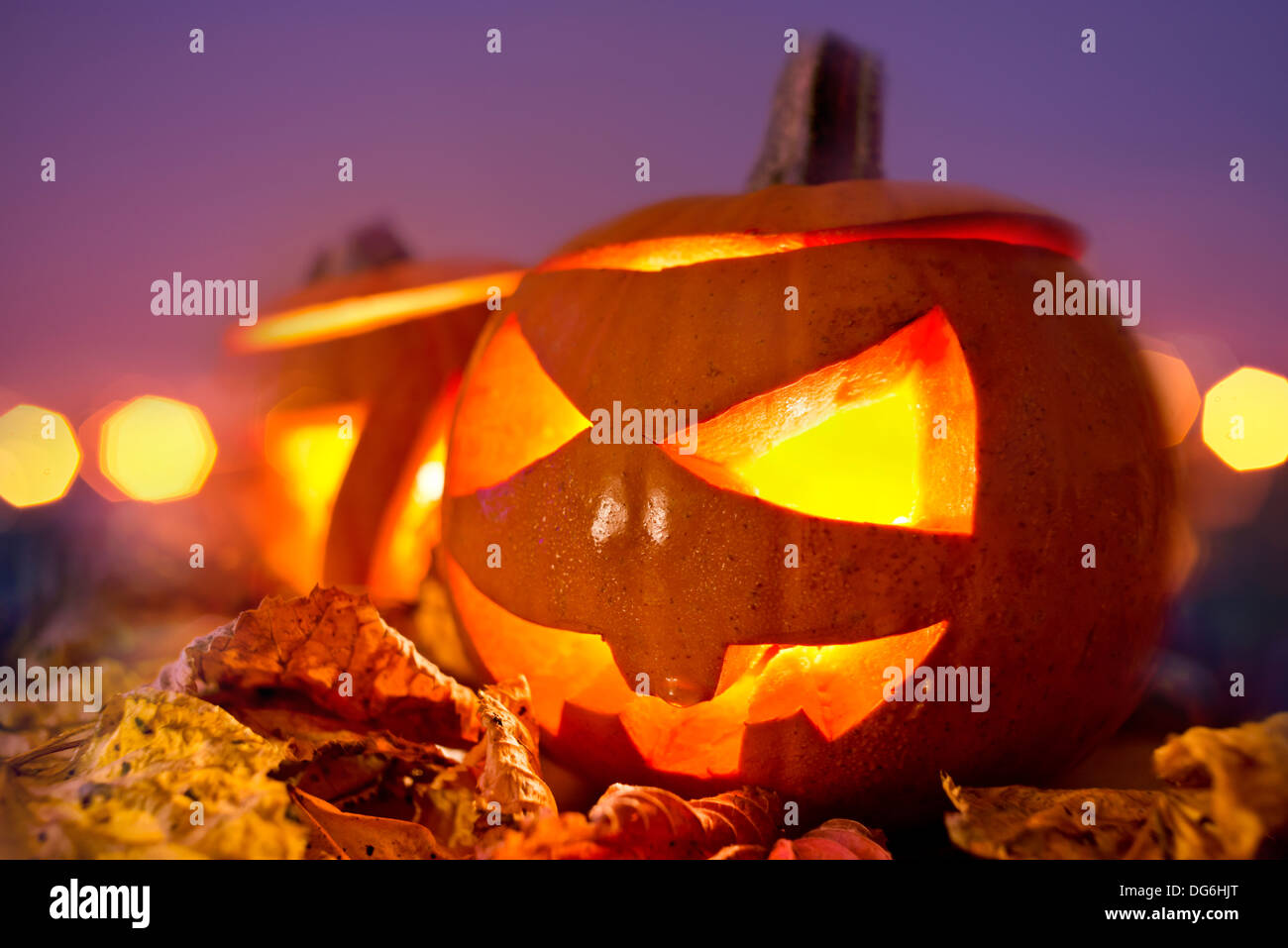Halloween-Abend - Jack O Lanterns in der Abenddämmerung an Halloween. Stockfoto