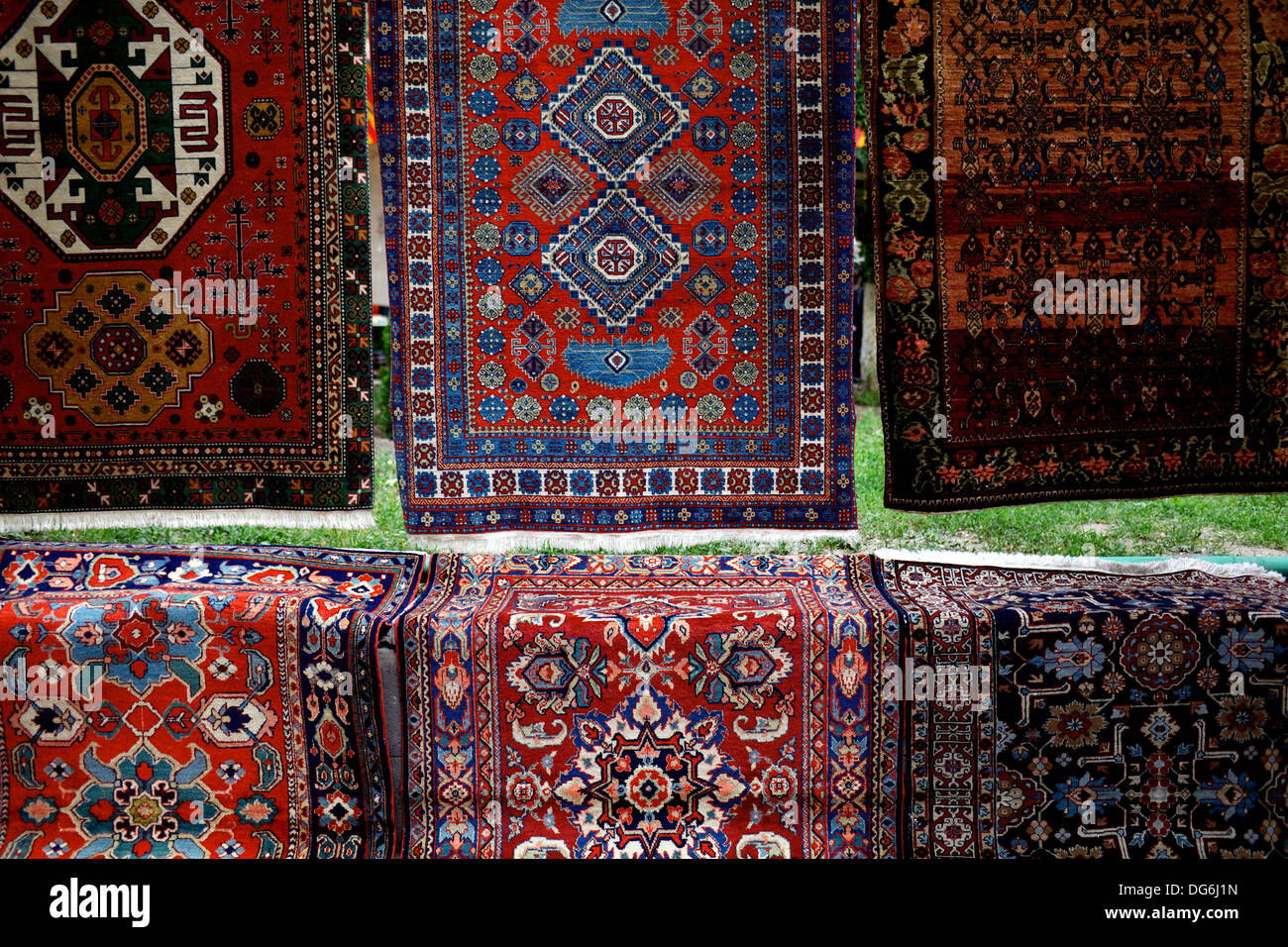 Persische Stil Teppiche zum Verkauf in Yerevan, Armenien, an einen  Flohmarkt Stockfotografie - Alamy