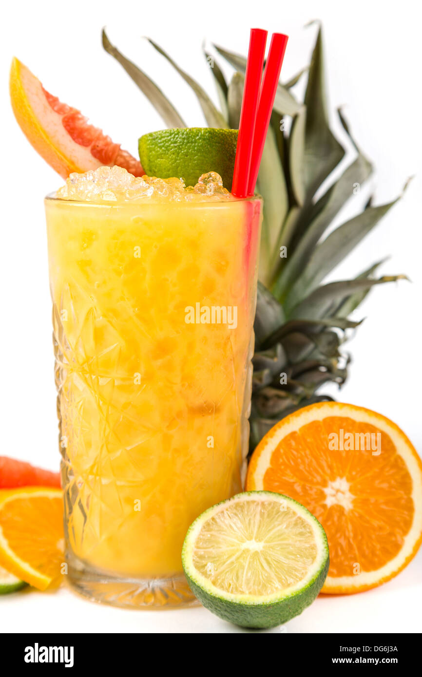 Longdrink orange Cocktail mit Zitrusfrüchte-Garnitur Stockfoto