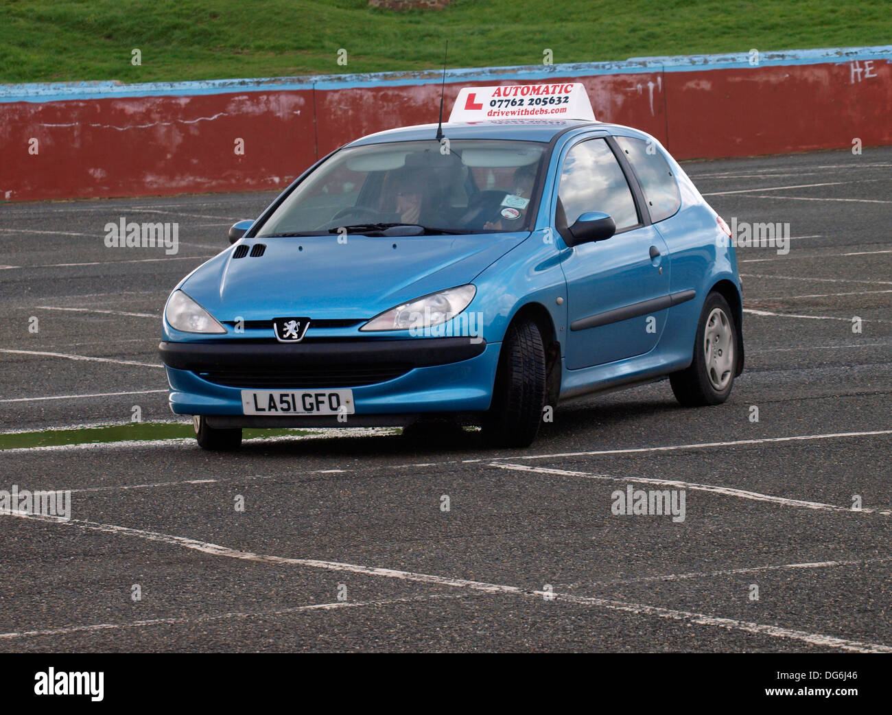 Fahrstunde in einen Parkplatz, Bude, Cornwall, Großbritannien Stockfoto