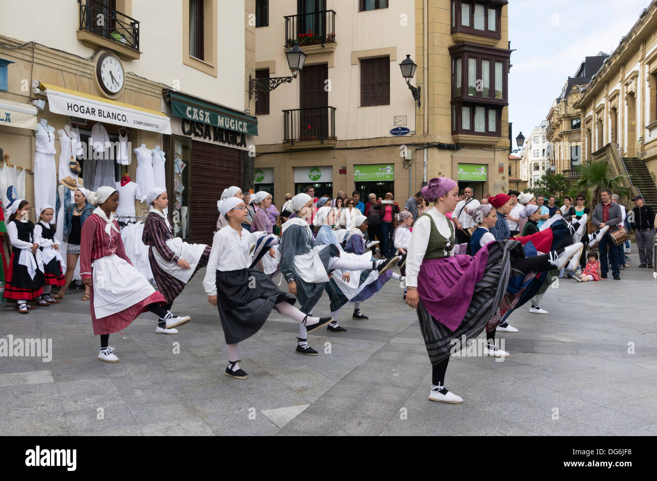 Mädchen tun baskischen Volkstanz in San Sebastian/Donostia, Spanien. Stockfoto