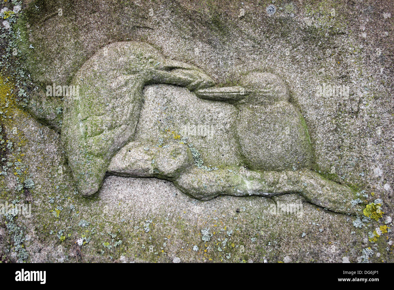 Stone Carving von zwei Eisvögel, die auf einem Ast, einer, der einen Fisch im Schnabel hält Stockfoto
