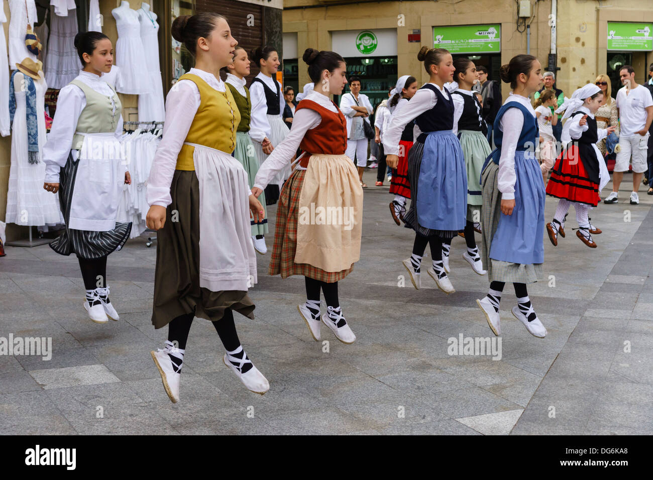 Mädchen tun baskischen springen Volkstanz in San Sebastian/Donostia, Spanien. Stockfoto