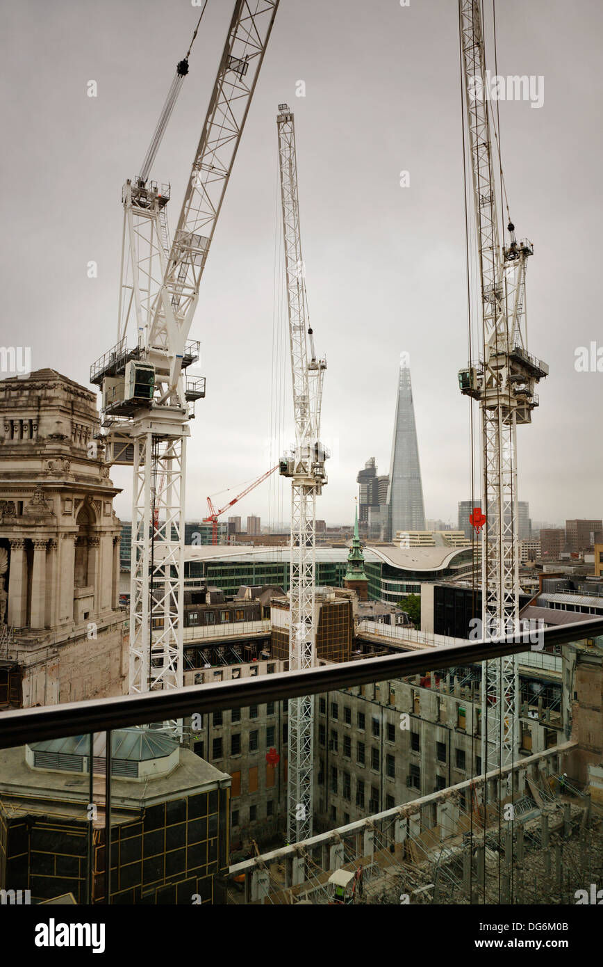 Ein Blick auf eine Baustelle von der Sky Lounge im Double Tree by Hilton Hotel, London, UK. Stockfoto