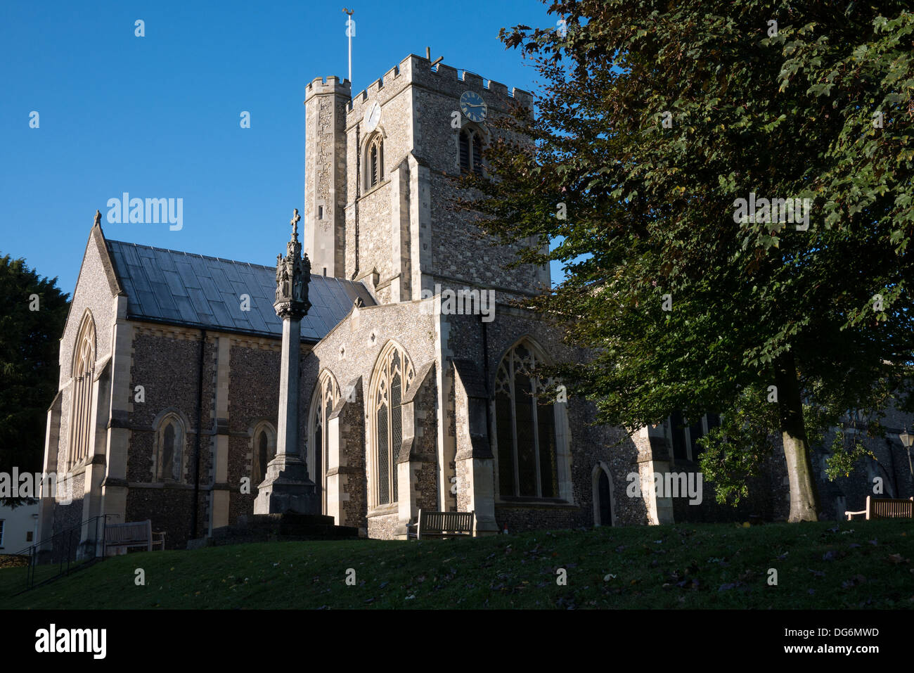St.-Peters-Kirche und die Smith-Dorrien-Denkmal Berkhamsted, Hertfordshire UK Bildnachweis: David Levenson / Alamy Stockfoto