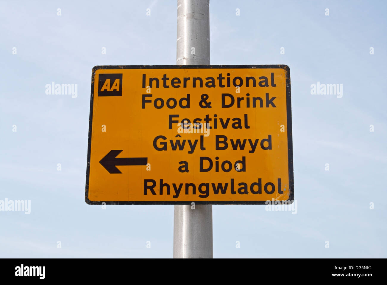 Zweisprachiges englisches Schild auf der Welsh Street, Food and Drink Festival, Cardiff Bay Wales Stockfoto