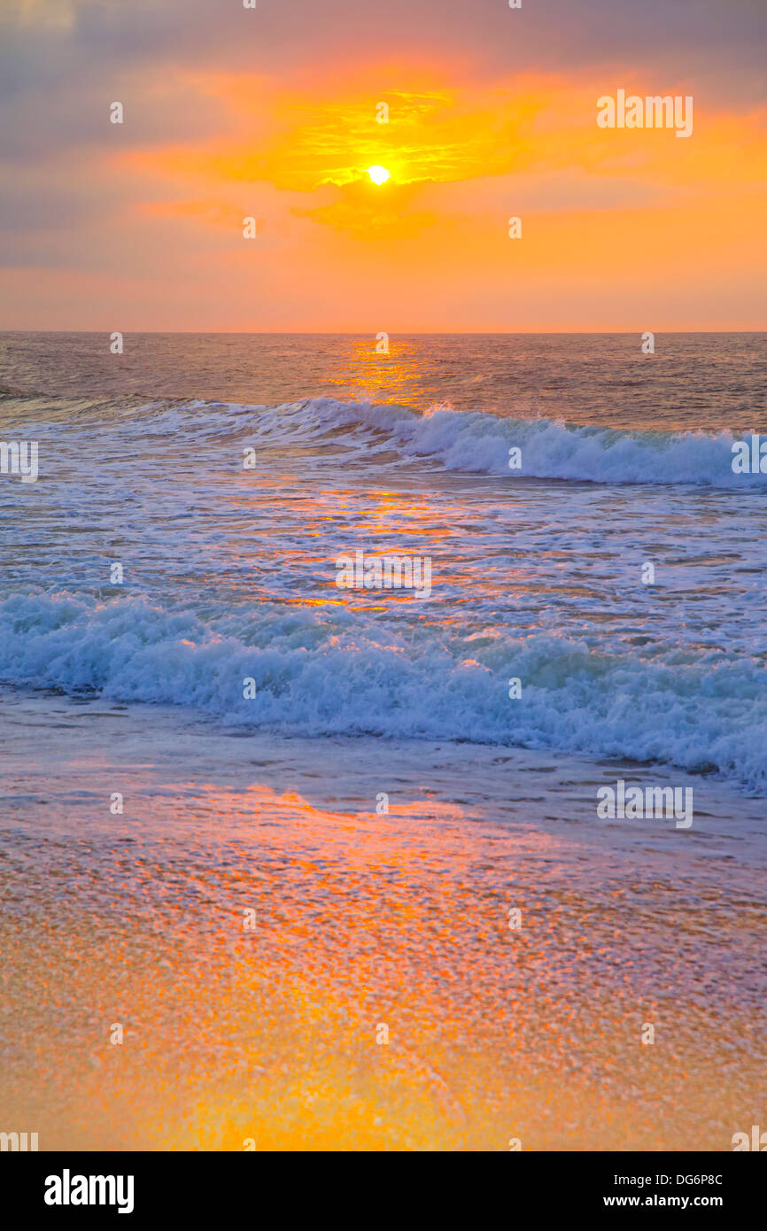 Die Sonne erhebt sich majestätisch über dem Ozean Stockfoto