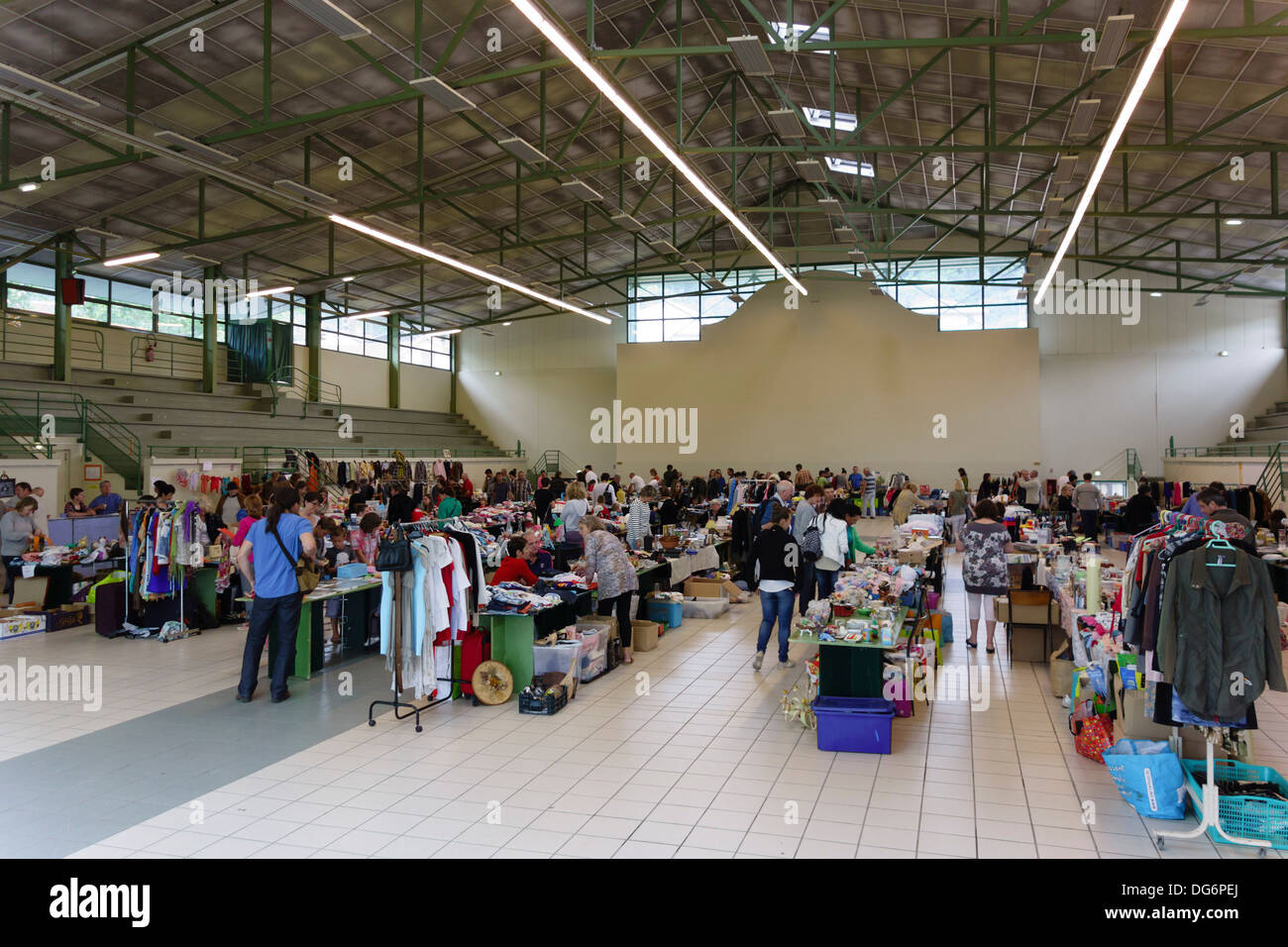 Frankreich, Midi-Pyrénées - Peyrehorade, Vide-Grenier oder Dachboden, Scheune, garage, Hof Art Verkauf - zweiter hand heraus löschen. Stockfoto