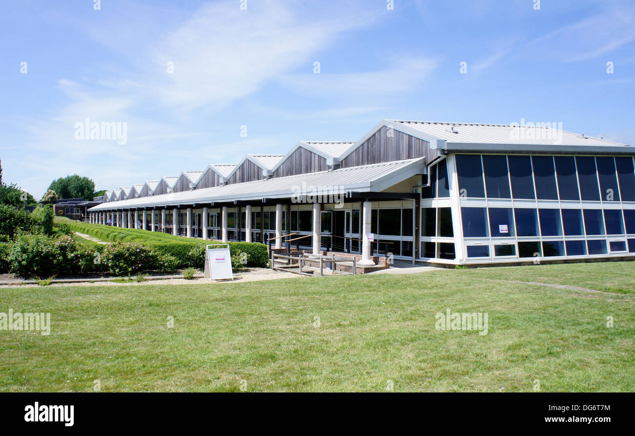 Das tiefliegende Gebäude Schutz der Archäologie und der Mosaiken in Fishbourne Roman Palace, West Sussex, England Stockfoto