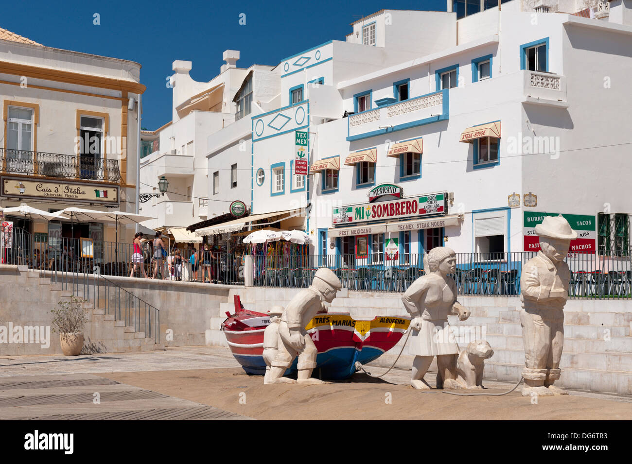 Portugal, Algarve, Albufeira, modellierte Fischer oberhalb des Strandes Stockfoto