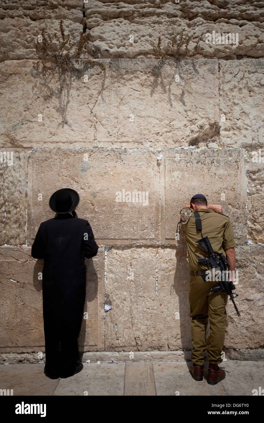 Soldat und orthodoxer Jude betet an der Klagemauer Jerusalem Israel Nahost Stockfoto