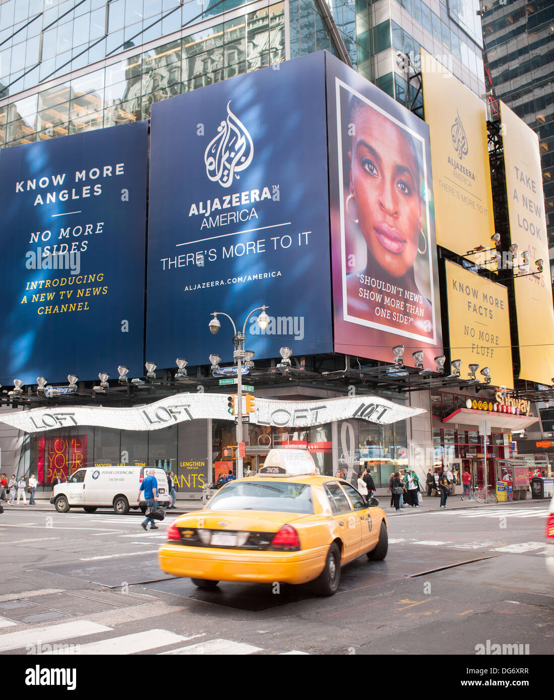 Eine Sammlung von Plakaten auf dem Times Square in New York zeigt Werbung für den Kabelkanal Al Jazeera America Stockfoto