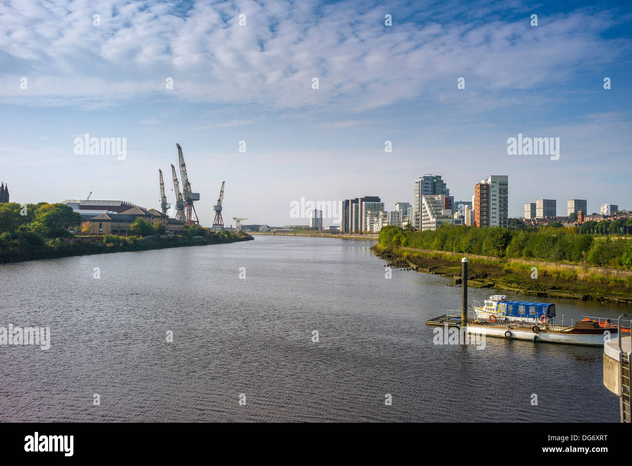 Ein Blick auf dem Fluss Clyde zeigt die Govan Fähre terminal, Schiffbau Krane und neue Wohnungen am Flussufer zu überleben Stockfoto