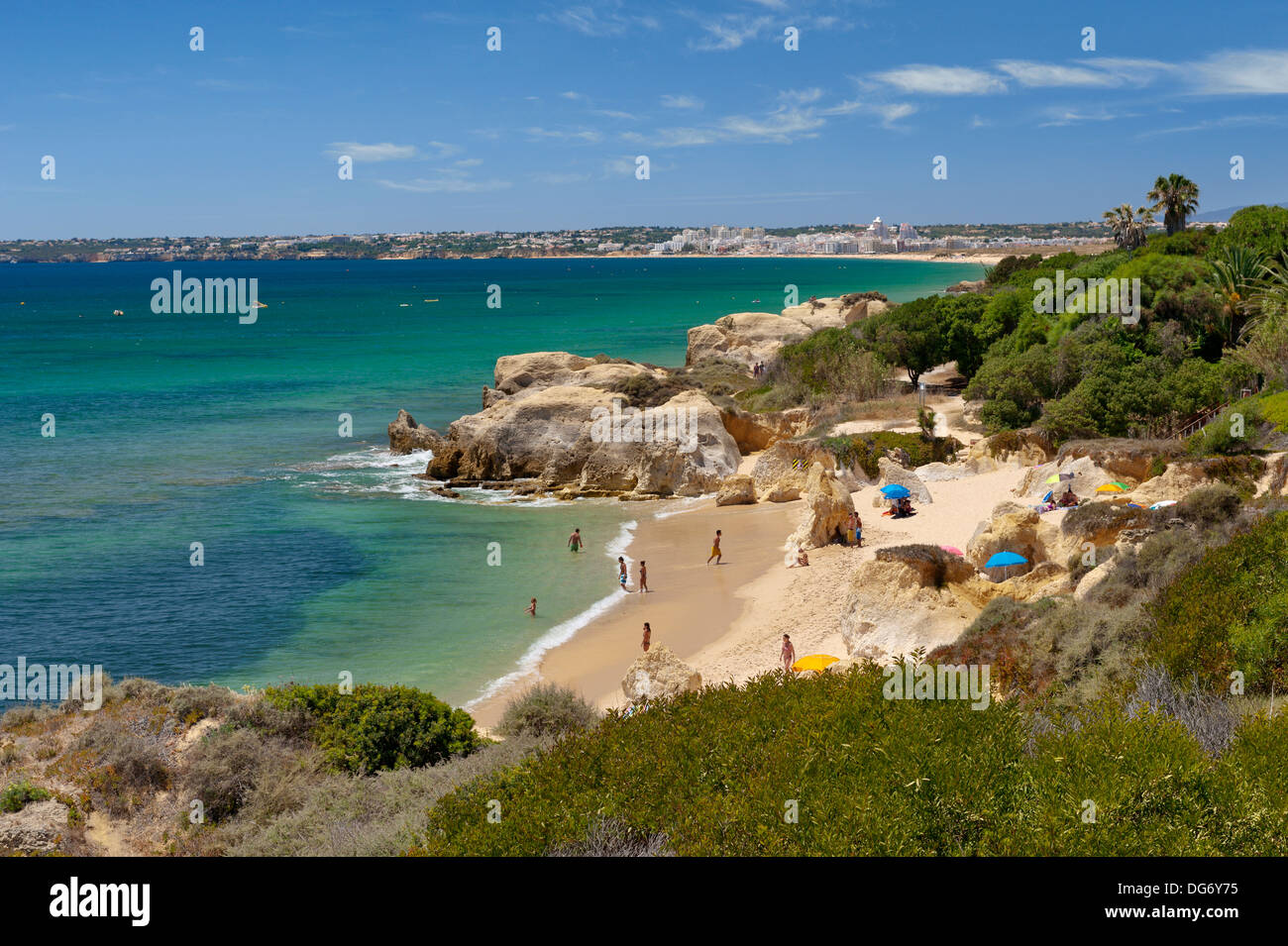 Portugal, Algarve, in der Nähe von Albufeira, einer kleinen einsamen Bucht im Sommer, Armacao de Pera in der Ferne Stockfoto
