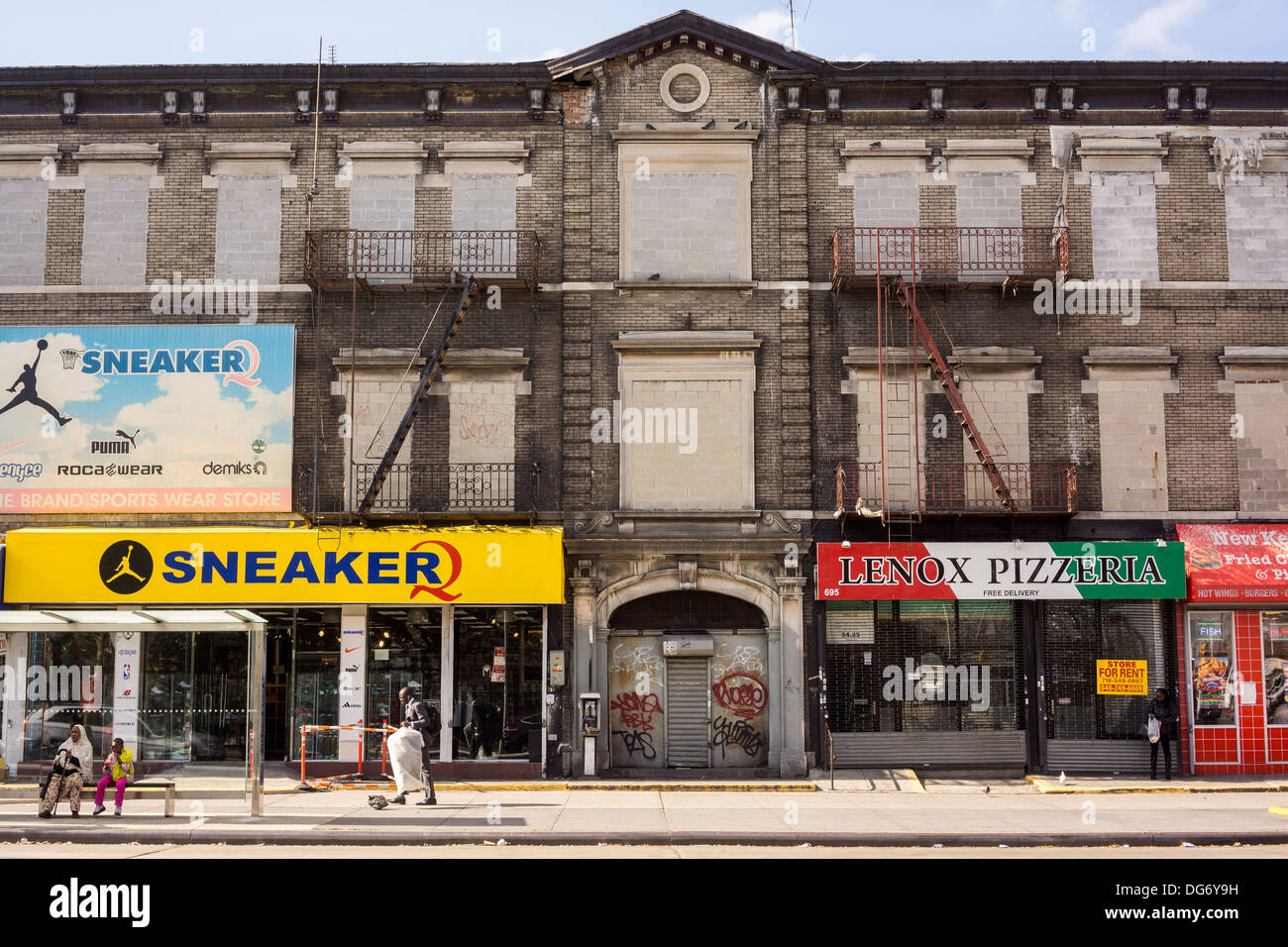 Einzelhandel Einrichtungen in einem geschlossenen Gebäude an der Lenox Avenue in Harlem in New York Stockfoto