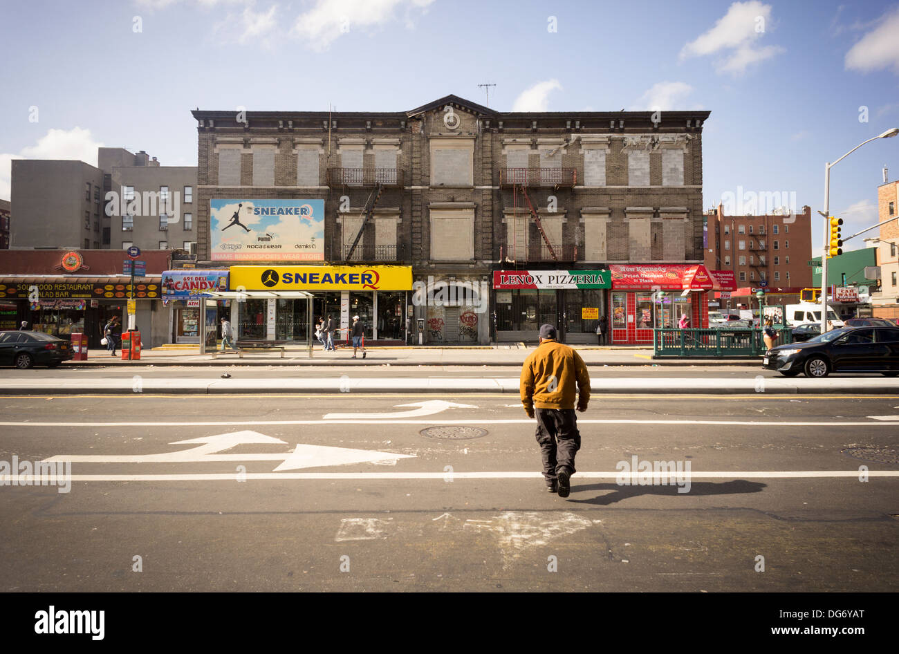 Einzelhandel Einrichtungen in einem geschlossenen Gebäude an der Lenox Avenue in Harlem in New York Stockfoto