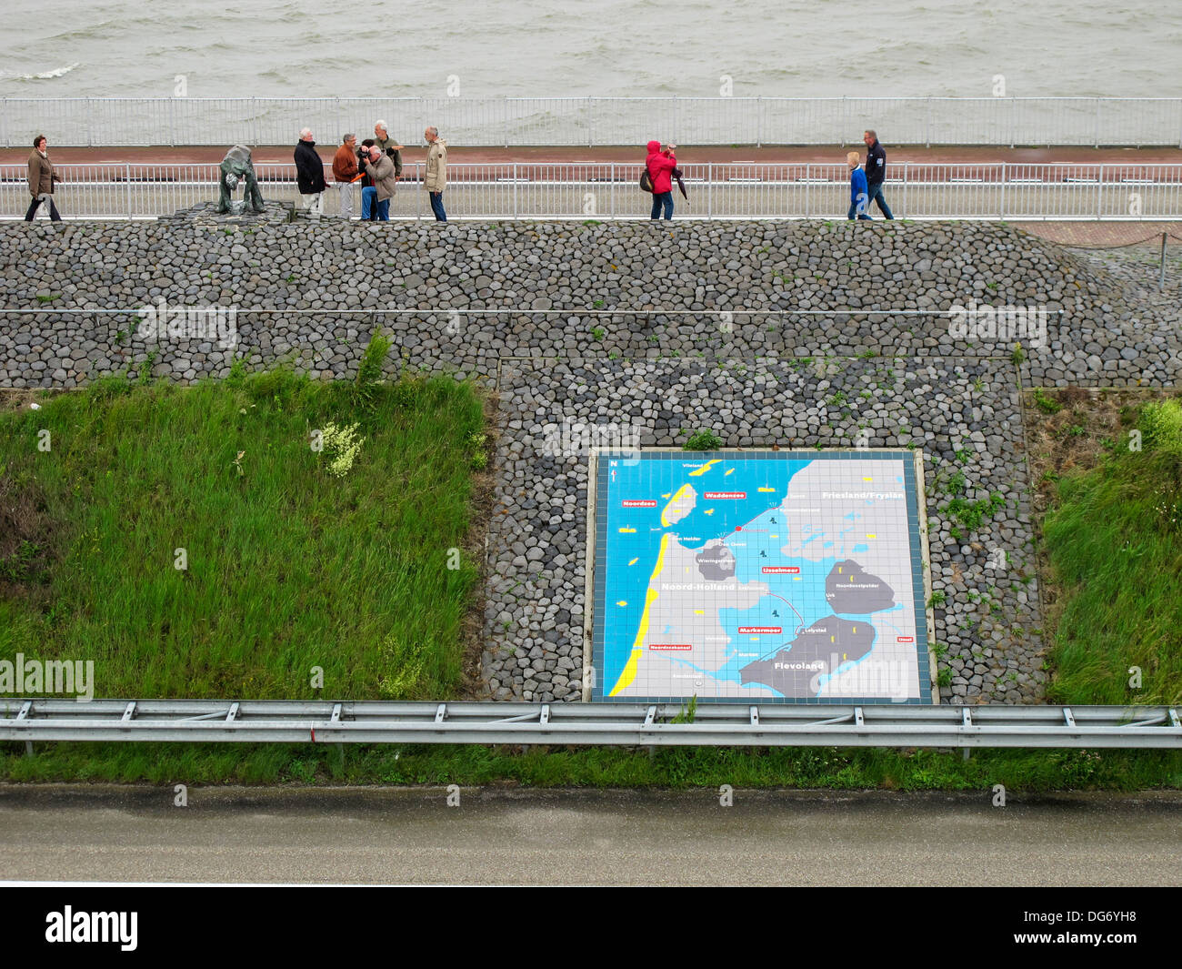 Die Afsluitdijk / Gehäuse Dam, großen Damm im niederländischen Teil der größeren Zuiderzee arbeiten, stauen aus der Zuiderzee Stockfoto