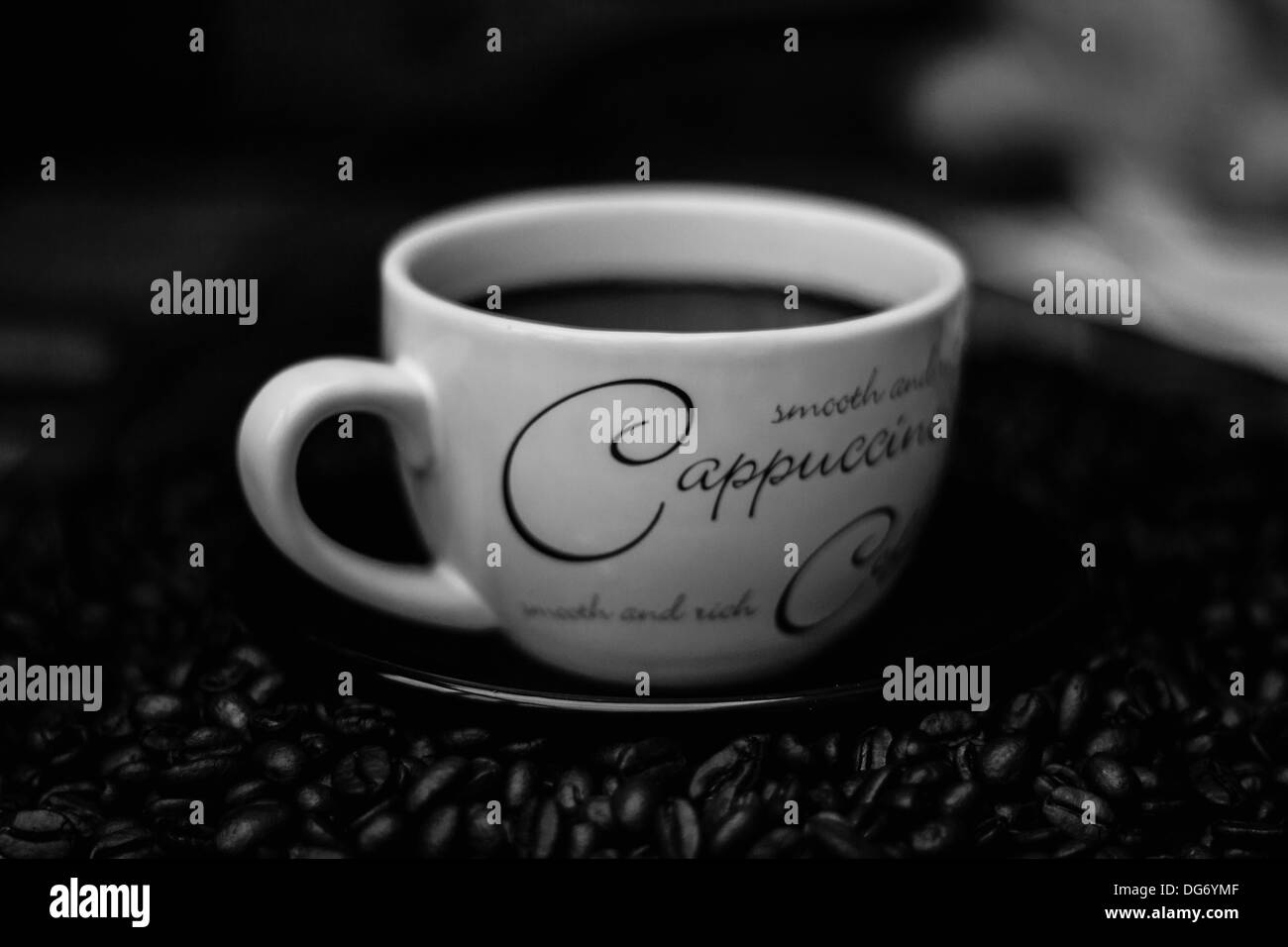Tasse Kaffee sitzen auf Kaffeebohnen Stockfoto