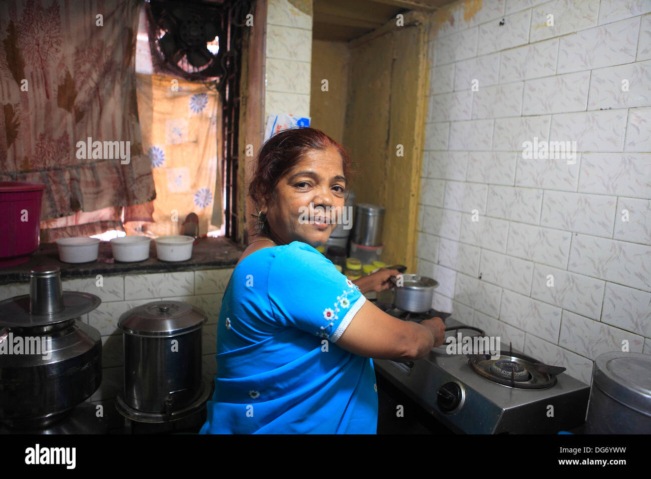 Mumbai Maharashtra Indien 3 Oktober 2013 Ranjana Salbe 40 Ist Ein Bewohner Von Nr 13 Kaufmann Chawl In Indien Mumbai Das Gebaude Wurde Erklart Dilapidated Von Mumbai Municipal Corporation Und Die Bewohner