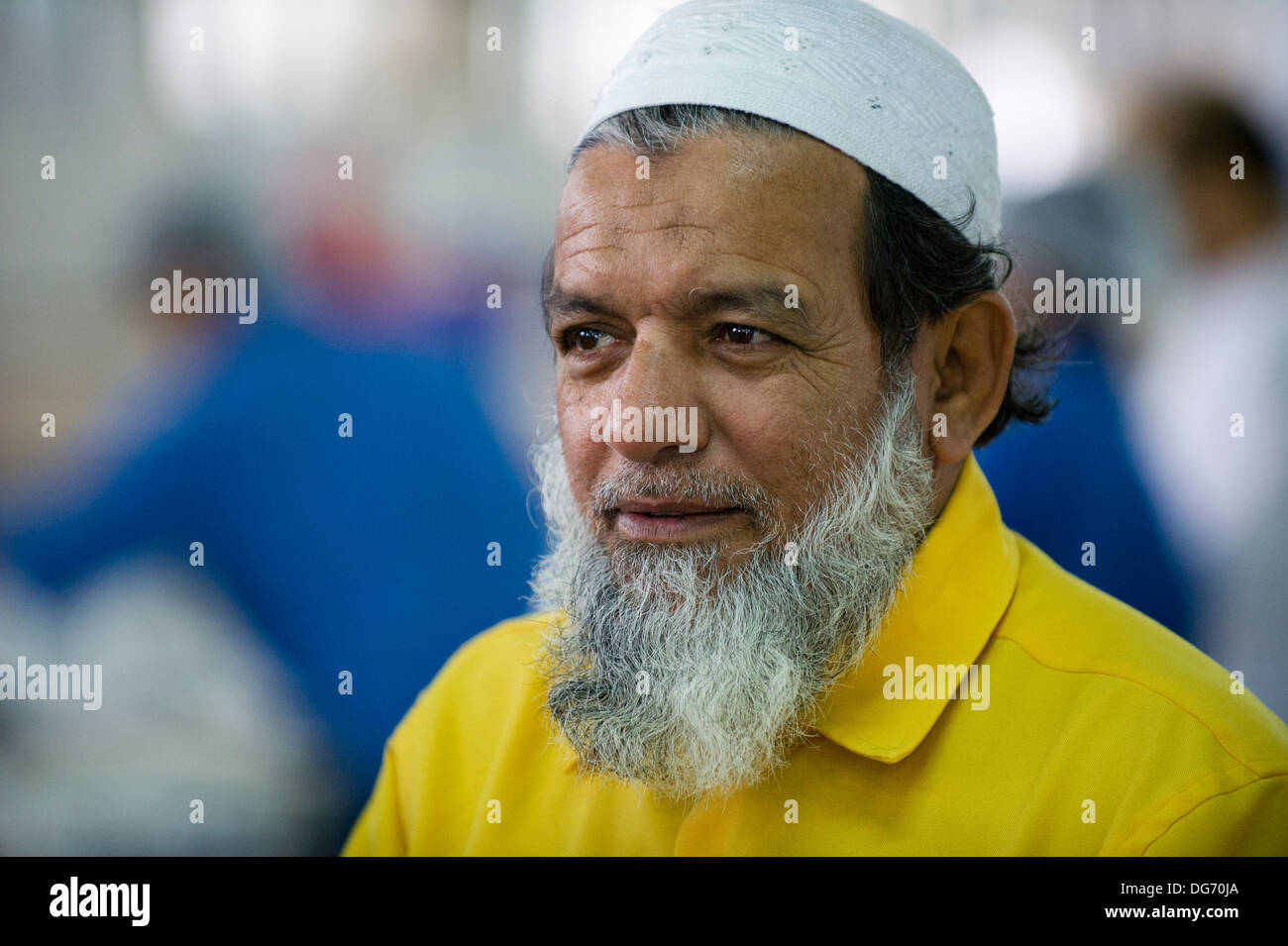 Mann des Nahen Ostens Ethnicity, arbeitet auf einem Fischmarkt in Abu Dhabi Stockfoto
