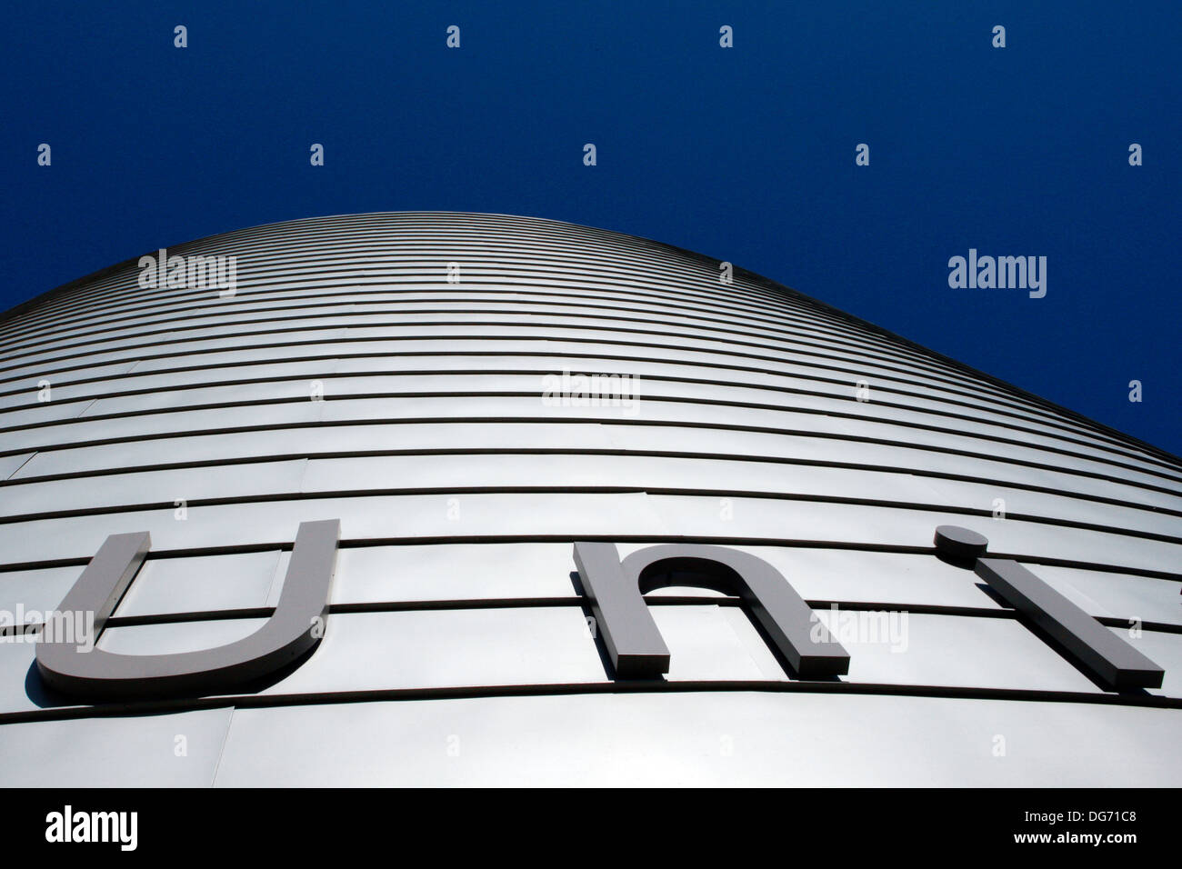 Uni-Gebäude in einem klaren blauen Himmel Stockfoto