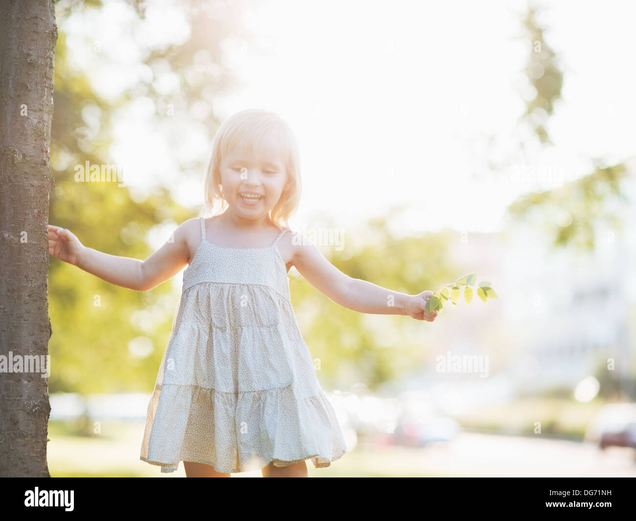 Porträt von glückliches Babymädchen im Stadtpark Stockfoto