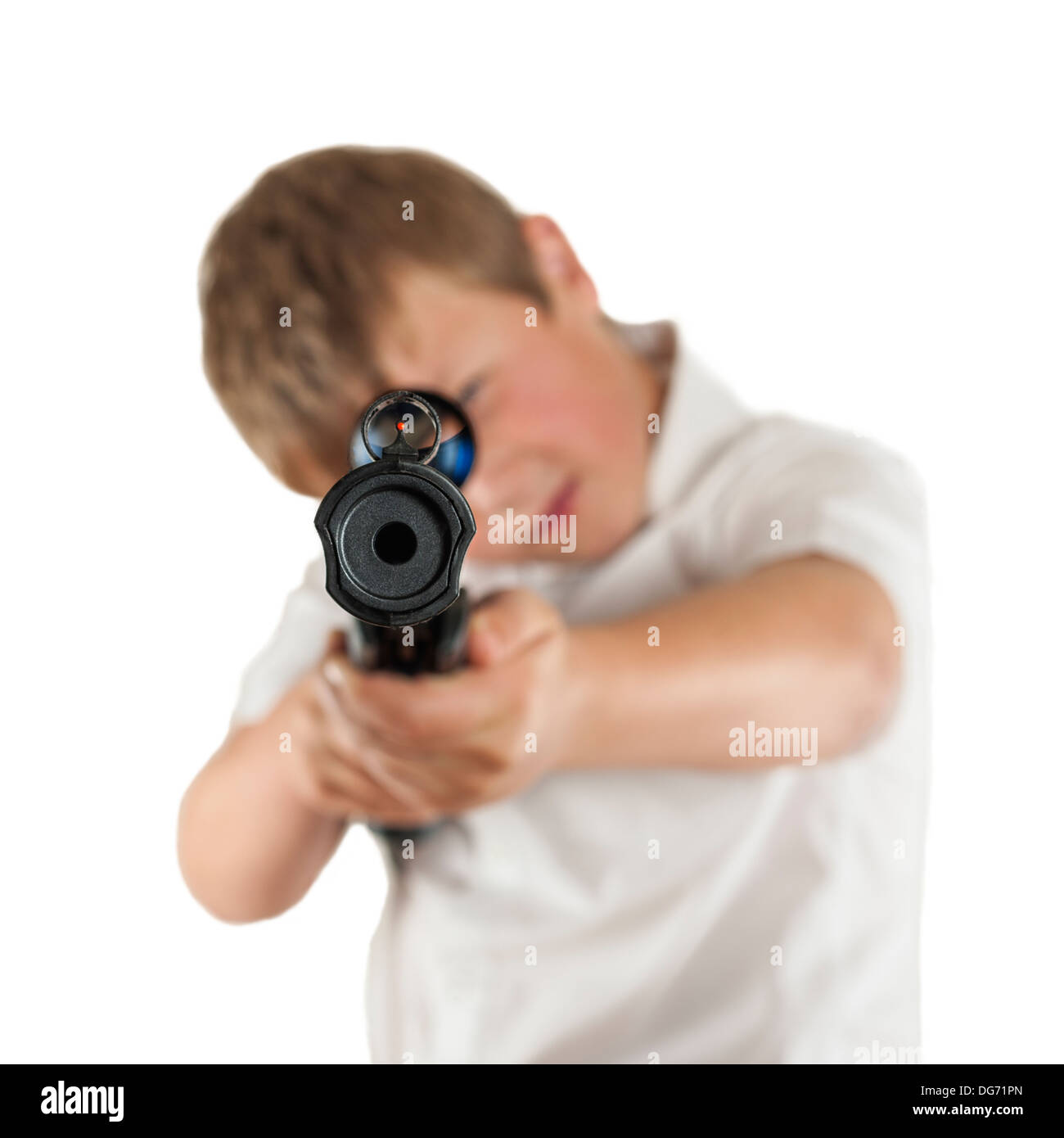 Ein Junge von 10 Punkte sein Luftgewehr in die Kamera Stockfoto