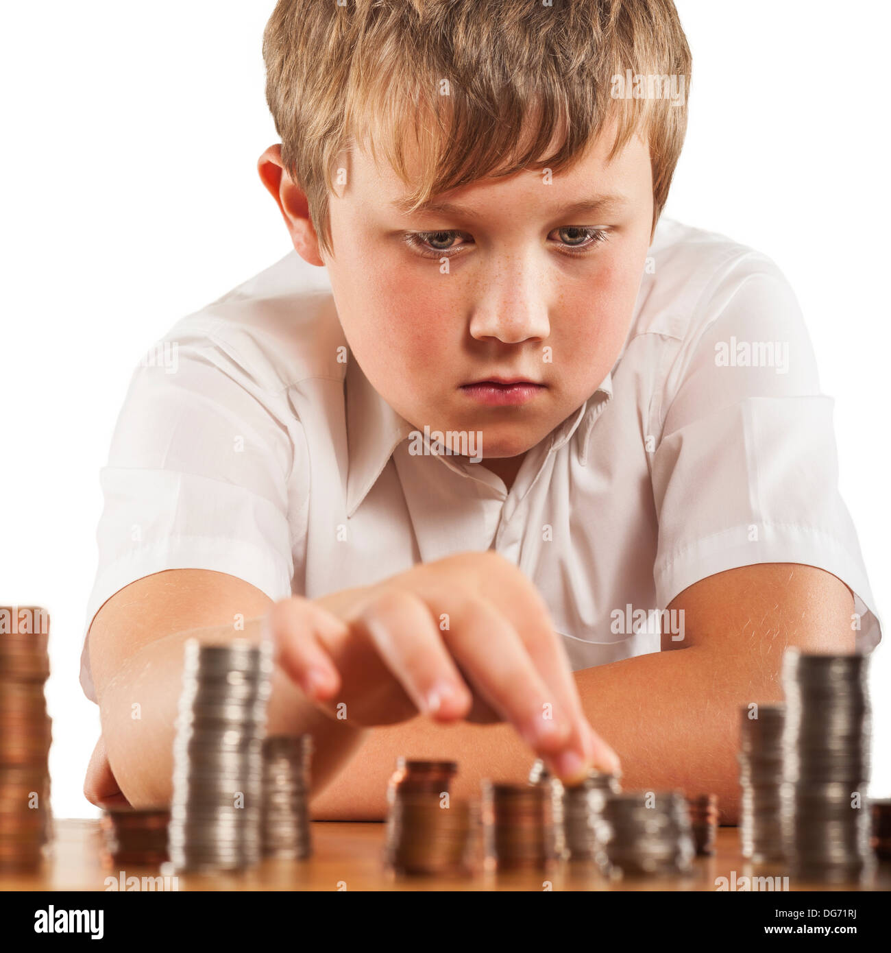 Ein Junge von 10 zählt sein Geld und stapelt es sich Stockfoto