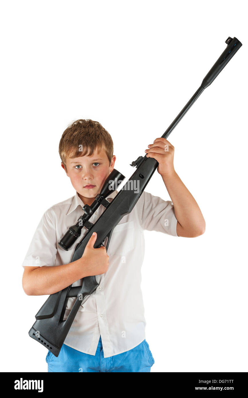 Ein Junge von 10 mit seinem Luftgewehr mit Zielfernrohr Stockfoto