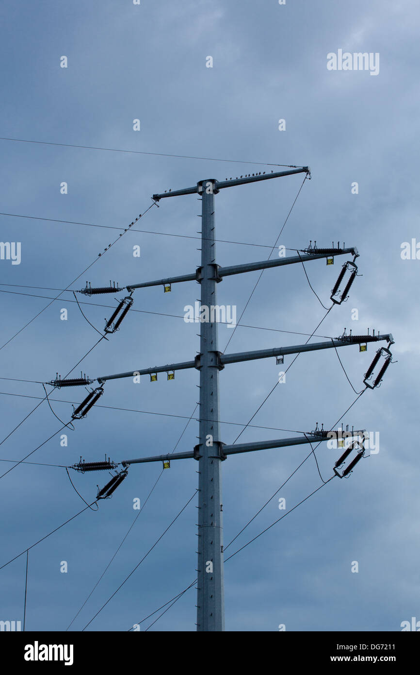 Detailansicht des elektrischen Hochspannungsmasten mit einem blauen Himmel im Hintergrund Stockfoto