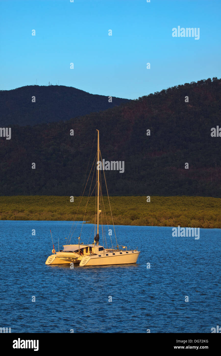 Weißen Katamaran sicher in den ruhigen Wassern der Hafen von Cairns, Australien in der Nähe der Great Barrier Reef Marine Park bei Sonnenaufgang Stockfoto