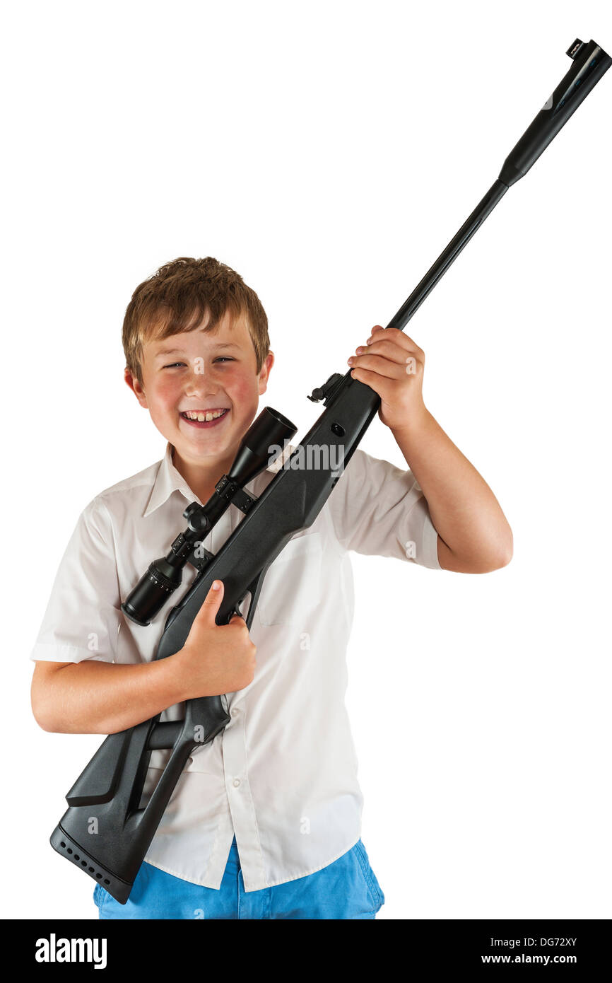 Ein Junge von 10 mit seinem Luftgewehr mit Zielfernrohr Stockfoto