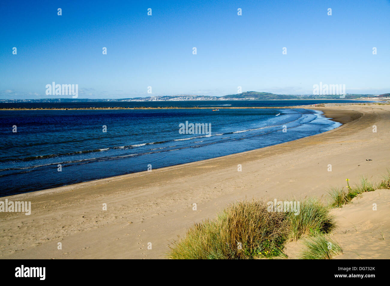 Aberavon Beach, Port Talbot, mit Blick über Swansea Bay, South Wales. Stockfoto