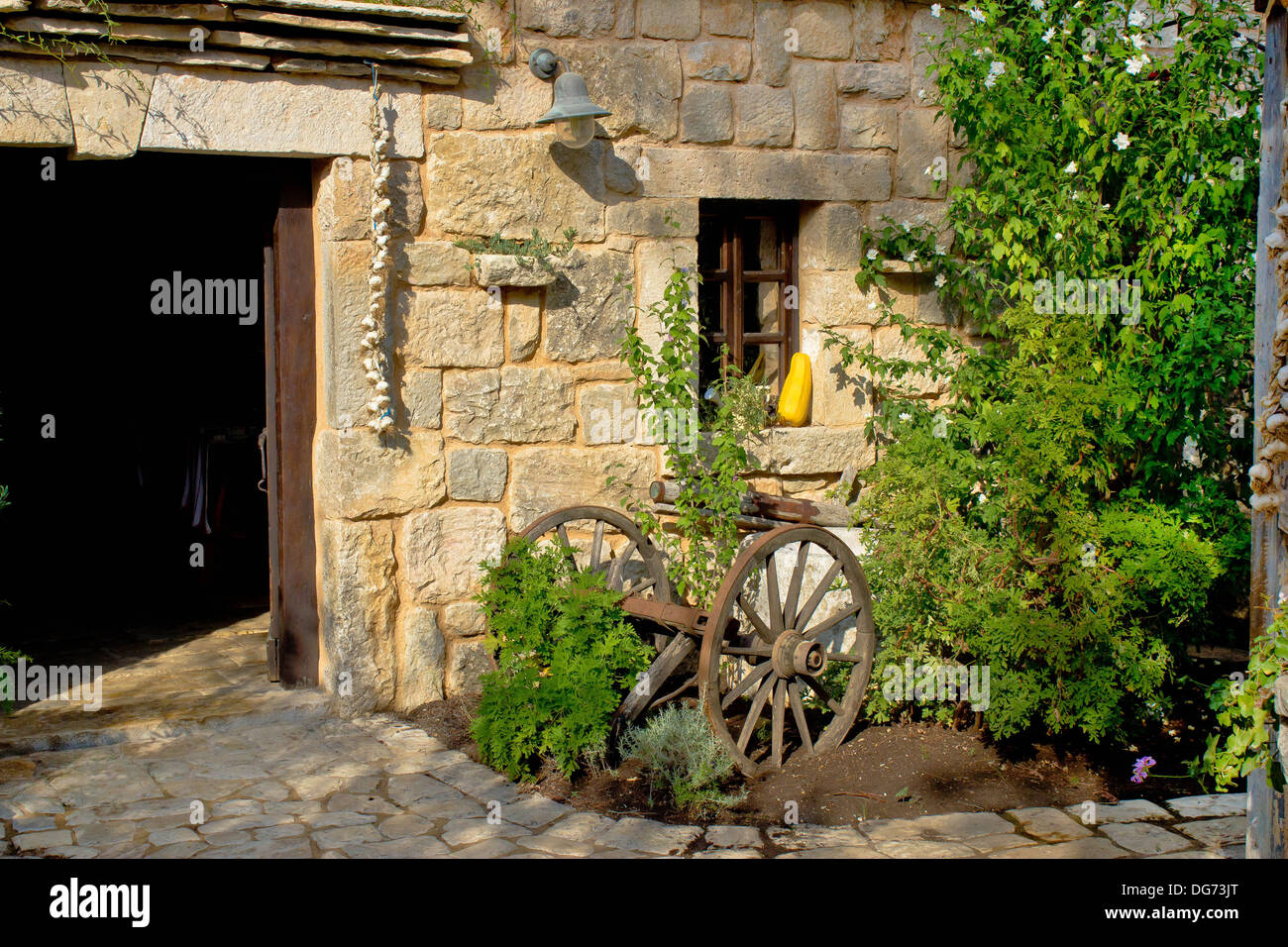 Alte rostige Pflug in Stein Straße der dalmatinischen Dorf Stockfoto